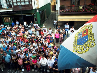 Concentración en la loclaidad cántabra de Puente de San Miguel en memoria de Celia Barquín.