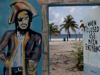 El dibujo de un pirata adorna una pared junto a una playa en Bridgetown, Barbados.