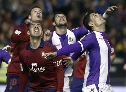 Silva, Pe&ntilde;a, Riera y Mitrovic miran el bal&oacute;n.