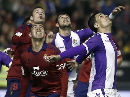 Silva, Pe&ntilde;a, Riera y Mitrovic miran el bal&oacute;n.