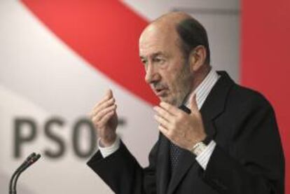 El secretario general del PSOE, Alfredo Pérez Rubalcaba, durante su comparecencia ante los medios tras la reunión de la Comisión Permanente de PSOE hoy en la sede de Ferraz para estudiar el Plan de Reactivación Económica.