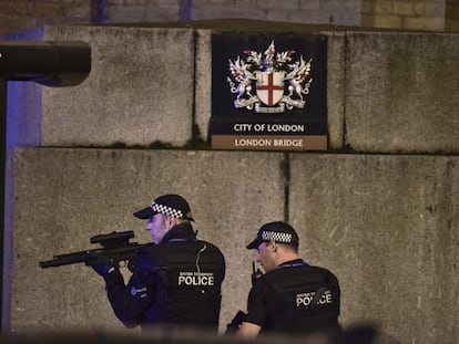 Dos polic&iacute;as en la zona donde se cometi&oacute; el &uacute;ltimo atentado en Londres.