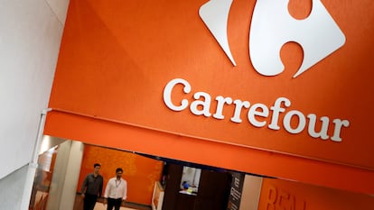 Logotipo do Carrefour em um supermercado de São Paulo.