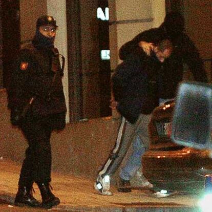 Los agentes acompañan a uno de los detenidos esta noche en Oridizia.