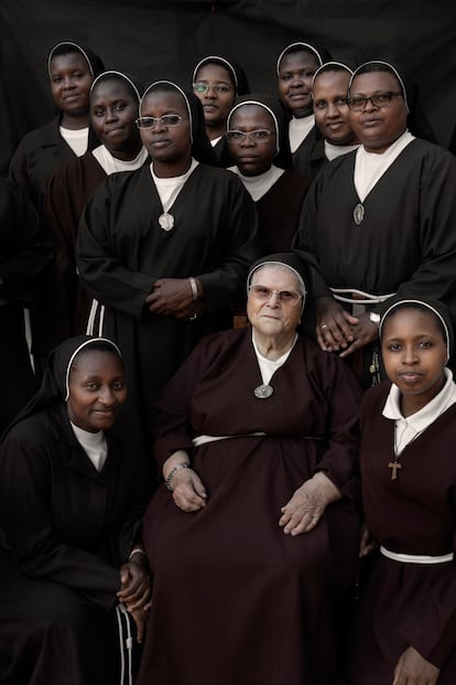 Retrato de las monjas de clausura del convento de las Clarisas en Carmona. La abadesa, Verónicah Nzula, es la tercera desde la derecha.