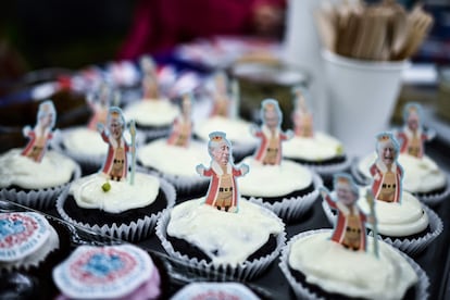 Una bandeja de 'cupcakes', decorados con figuras del rey Carlos III, en una de las mesas del gran almuerzo celebrado en el londinense Regent's Park.