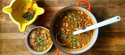 Con un buen caldo puedes hacer sopas, purés o estofados