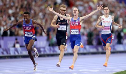 De izquierda a derecha: Yared Nuguse, bronce, Josh Kerr, plata, el nuevo campeón olímpico, Cole Hocker, y Jakob Ingebrigtsen, que terminó cuarto.