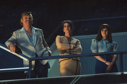 Jerry Buss (Reilly), su hija Jenny (Robinson) y Claire Rothman (Hoffman) en un fotograma de la ficción.