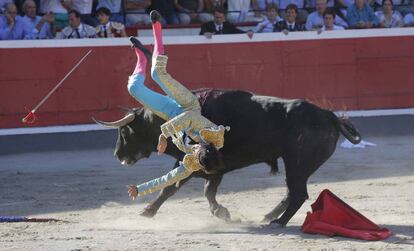 Un momento de la espectacular voltereta sufrido por Curro Díaz en su primer toro..