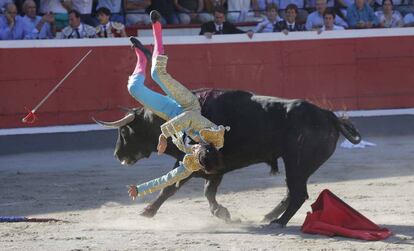 Un momento de la espectacular voltereta sufrido por Curro D&iacute;az en su primer toro..
 
 