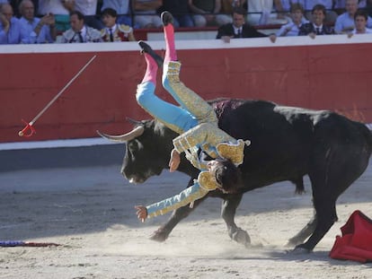 Un momento de la espectacular voltereta sufrido por Curro D&iacute;az en su primer toro..
 
 