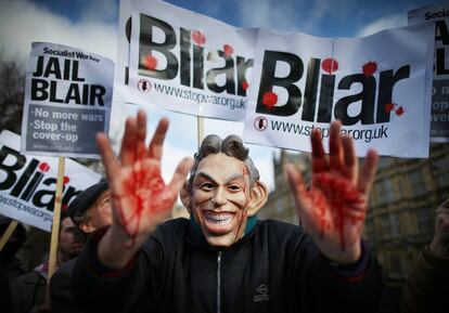 Un manifestante con una careta del primer ministro británico Tony Blair y las manos ensangrentadas en una protesta de la coalición 'Stop the War', en Londres.