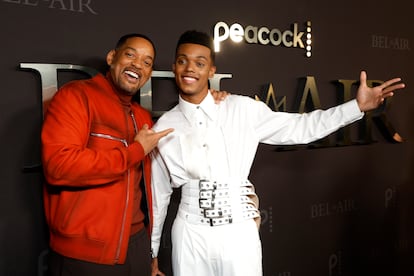 Los dos "Will Smith" de 'El príncipe de Bel Air': el original, Will Smith, y el nuevo, Jabari Banks, en el estreno de la serie el pasado 9 de febrero en Los Ángeles.