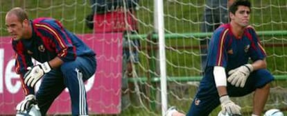 Reina (a la izquierda) y Valdés, durante un entrenamiento de la selección española.