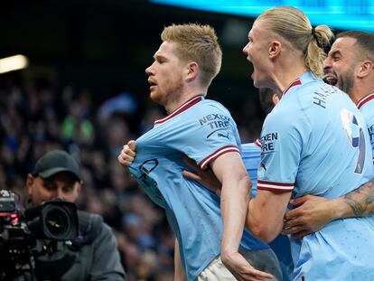 Kevin De Bruyne y Erling Haaland celebran un gol del Manchester City ante el Arsenal el pasado miércoles.