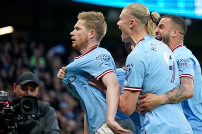 Kevin De Bruyne y Erling Haaland celebran un gol del Manchester City ante el Arsenal el pasado miércoles.