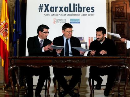 El consejero de Educación, a la derecha, con los presidentes de la Generalitat y la Diputación de Valencia firman el convenio XarxaLlibres.