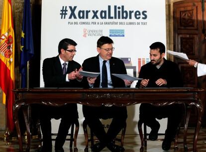 El consejero de Educación, a la derecha, con los presidentes de la Generalitat y la Diputación de Valencia firman el convenio XarxaLlibres.