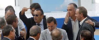 Carlos Fabra, en el centro y con la mano en alto, en un acto del PP celebrado recientemente en Valencia.