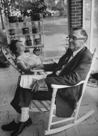 Harper Lee con su padre Amasa Coleman Lee, en la casa familiar en Monroeville (Estados Unidos), en septiembre de 1961.