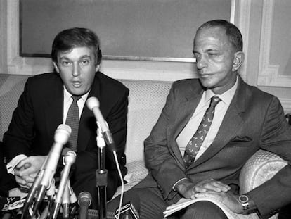 Donald Trump con su abogado Roy Cohn a principios de los a&ntilde;os ochenta.