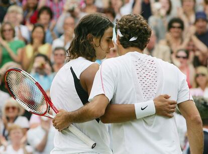 Federer recibe la enhorabuena de Nadal tras vencerle en la final del torneo de Wimbledon. (9/07/2011)