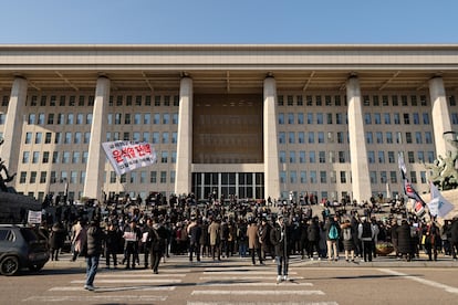 Gente reunida ante el Parlamento de Corea del Sur, en Seúl, el día 4.