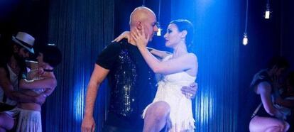 Roberto Álamo y Natalia Verbeke en una escena de 'Bienvenidos al Lolita'.