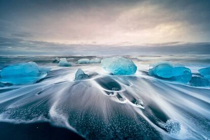 Témpanos de hielo en el lago glaciar Jokulsarlon, en Islandia.