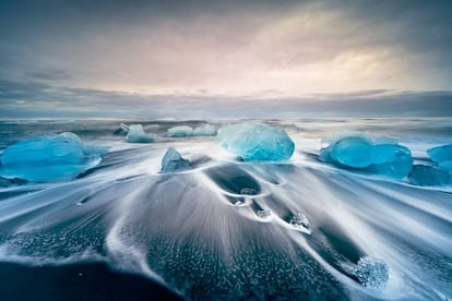 Témpanos de hielo en el lago glaciar Jokulsarlon, en Islandia.