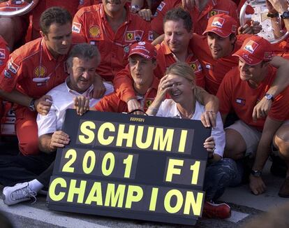 Schumacher (en el centro) celebra con todo el equipo de Ferrari y con su esposa su victoria que lo proclama campeón del mundo por cuarta vez en el Gran Premio de Hungría de 19 de agosto de 2001.