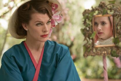 Milla Jovovich y Emma Roberts, en 'Paradise Hills'.