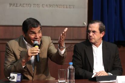 Rafael Correa, junto al canciller de Ecuador Ricardo Patiño.