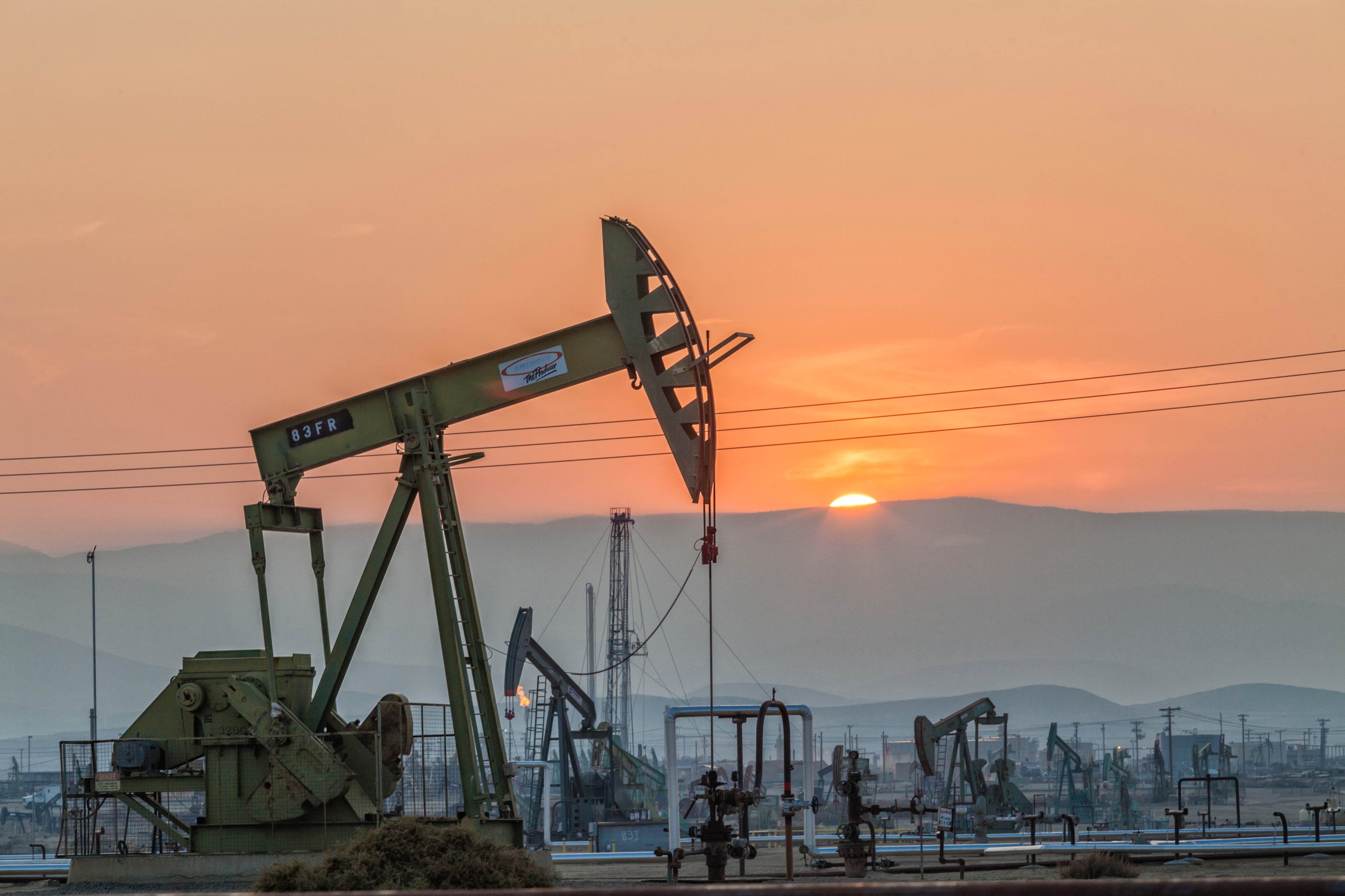 Guerra comercial... Y también guerra larvada de precios del petróleo entre EE UU y la OPEP