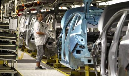 Un operario, en la cadena de montaje del Opel Meriva en Figueruelas.