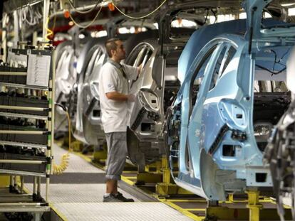 Un operario, en la cadena de montaje del Opel Meriva en Figueruelas.