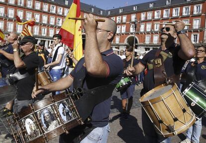 Asistentes a la concentración convocada por un grupo de veteranos legionarios.