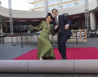 Sandra Oh y Andy Samberg desenrollan la alfombra roja de los Globos de Oro.