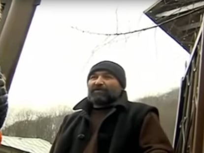 El progenitor Amir&aacute;n Devnozashvili responde a los periodistas en la puerta de su casa, en Georgia.