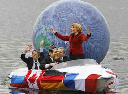 Activistas del movimiento antiglobalización Attac con caretas de Blair, Sarkozy, Bush y Merkel, ayer en Rostock.