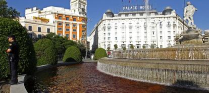 El agua de la fuente de Neptuno, te&ntilde;ida de rojo.