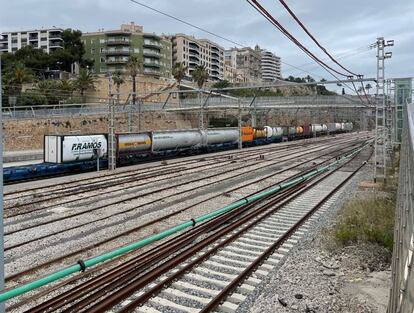 Tren de mercancías que molesta a los vecinos del barrio del Serrallo.