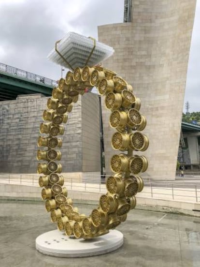 Obra 'Solitario', de Joana Vasconcelos, en la explanada del Museo Guggenheim de Bilbao.