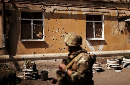 Un militar ucranio camina por una calle de Siversk a unos seis kilómetros de la línea del frente, en la región de Donetsk, este miércoles.