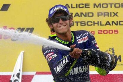 Rossi, con una botella de cava, celebra su triunfo en el podio.