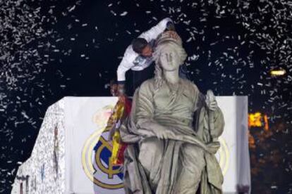 El capitán del Real Madrid Sergio Ramos besa a la diosa Cibeles durante la celebración del título de Liga.