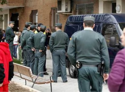 Agentes de la Guardia Civil, frente al edificio de Arganda donde fue apuñalada una mujer.