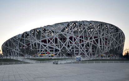 Construido para los Juegos Olmpicos de 2008, celebrados en la capital china, el Estadio Olmpico fue proyectado por los arquitectos suizos Herzog & de Meuron junto con el artista chino Ai Weiwei. La estructura exterior, a modo de nido, es de acero.