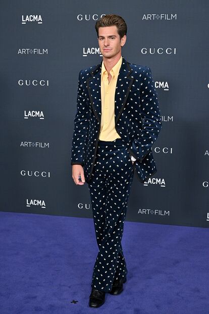 Andrew Garfield, con un traje de terciopelo con brillos de Gucci.